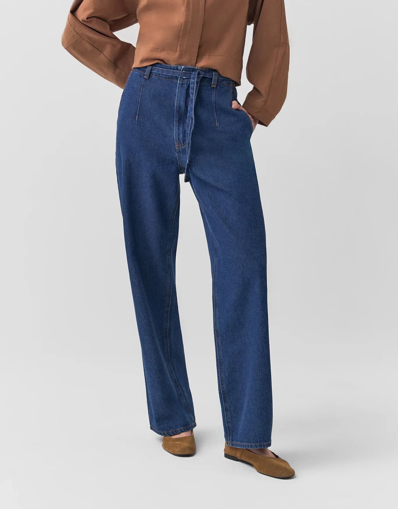 Pantalones vaqueros de pierna recta con cinturón